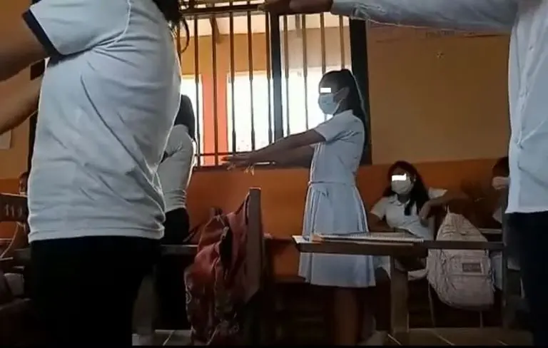 Alumnos hacen sentadillas por no hacer la tarea. Foto: captura de pantalla.