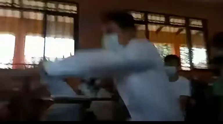 La maestra les pidió a los estudiantes hacer 30 sentadillas. Foto: Captura de pantalla.