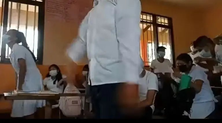 Los alumnos tuvieron que cumplir con el castigo impuesto por la profesora. Foto: captura de pantalla.