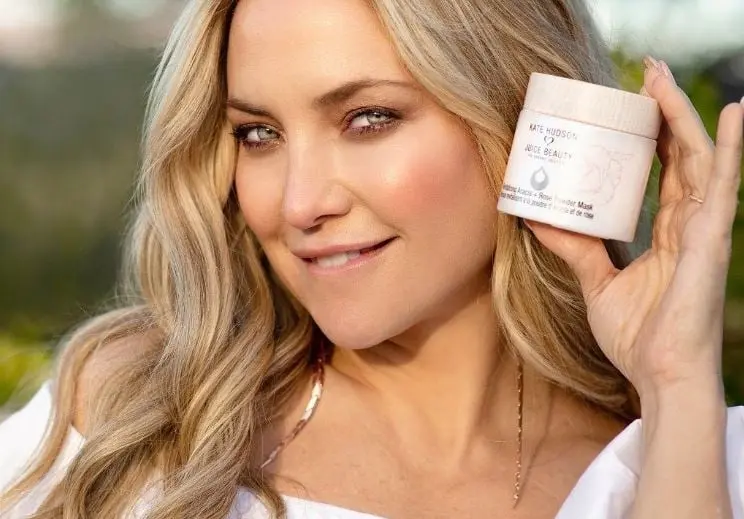  Era una periodista interesada en temas de pol&iacute;tica y sociedad, pero debe escribir una columna sobre c&oacute;mo perder a un hombre en  d&iacute;as, as&iacute; que decide vivirlo en carne propia con Bejamin.