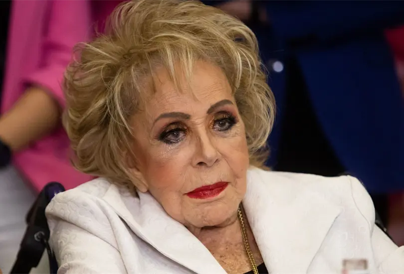 El hijo de Silvia Pinal asegura que su madre contin&uacute;a actuando para combatir la depresi&oacute;n
