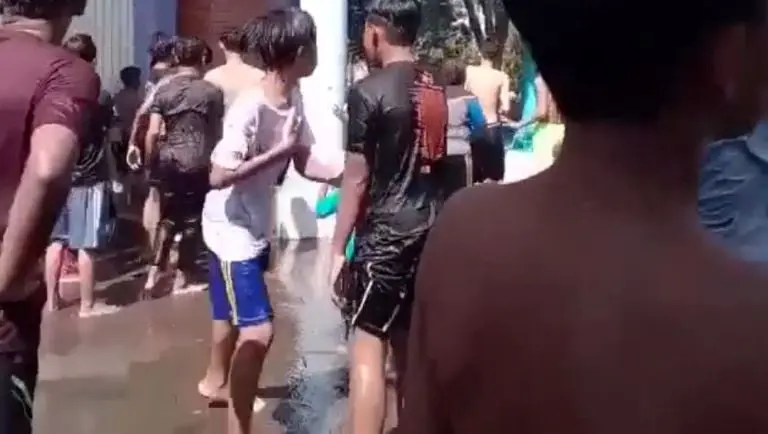 Las personas ayudaron a los niños que habían caído del tobogán. Foto: especial.