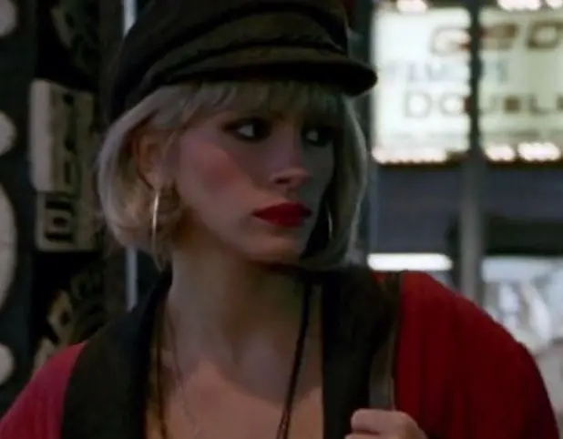 La chaqueta roja que usa Vivian en realidad fue comprada por Julia Roberts minutos antes de comenzar el rodaje, a un acomodador de cine.