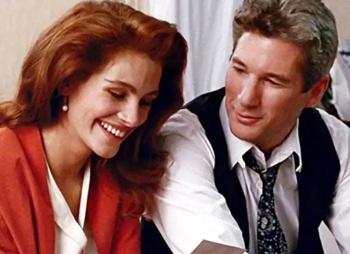 La pel&iacute;cula iba a llamarse "3000'', al ser los d&oacute;lares que Edward iba a pagarle a Vivian, pero se cambi&oacute; despu&eacute;s de que se a&ntilde;adi&oacute; la canci&oacute;n "Oh, Pretty Woman".