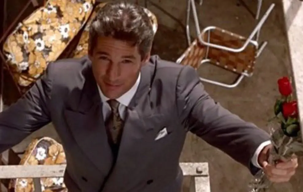 En el gui&oacute;n original, los protagonistas no acababan juntos. Edward volv&iacute;a a Nueva York con su novia, y Vivian se quedaba en Los &Aacute;ngeles.