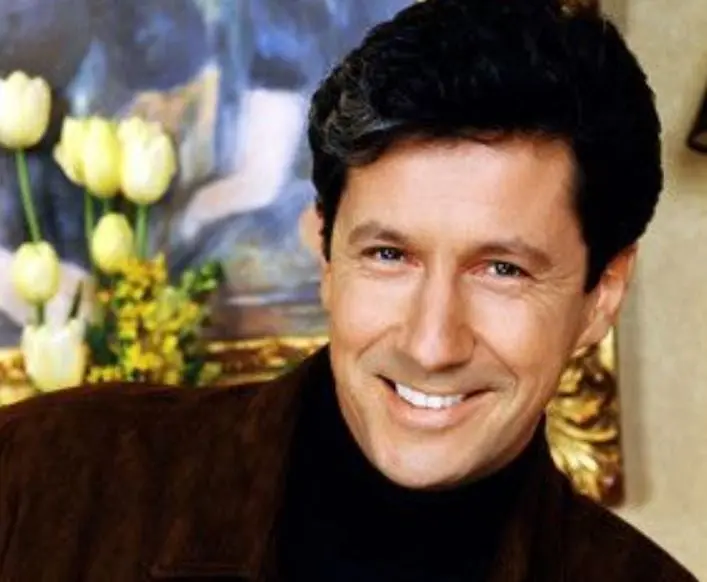 Los espectadores en Estados Unidos afirmaron que el acento ingl&eacute;s del se&ntilde;or Sheffield era forzado, sin embargo, en realidad &eacute;l era ingl&eacute;s.