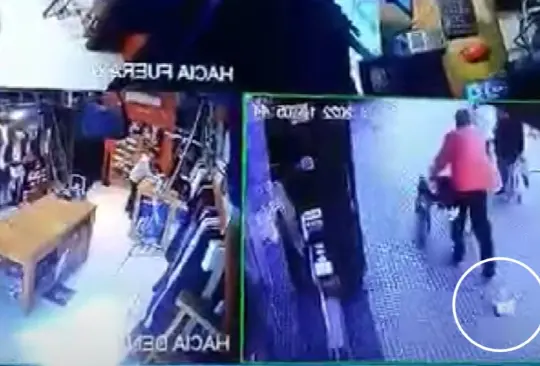 Vendedor devuelve dinero Vendedor devuelve dinero