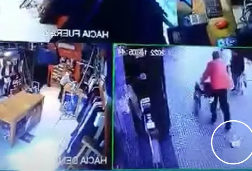 Vendedor devuelve dinero