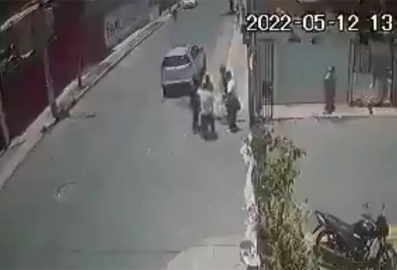 Cámaras de seguridad lograron captar el momento en que los vecinos de colonia Cuatro Vientos en Ixtapaluca lograron impedir un presunto intento de secuestro de un joven menor de edad Cámaras de seguridad lograron captar el momento en que los vecinos de colonia Cuatro Vientos en Ixtapaluca lograron impedir un presunto intento de secuestro de un joven menor de edad