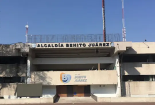 El hombre se lanzó desde la ventana del Ministerio Público y cayó desde una altura de aproximadamente tres metros. 