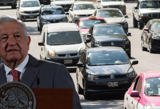 AMLO promete revisar nueva verificación vehicular. 