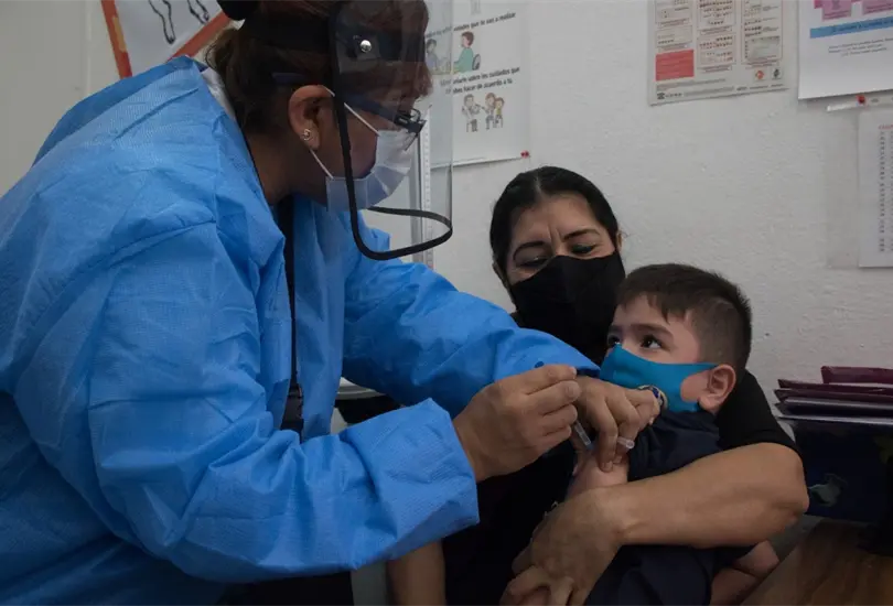 Ahora los ni&ntilde;os de 5 a&ntilde;os en adelante podr&aacute;n recibir una dosis de refuerzo de la vacuna contra el COVID-19. 