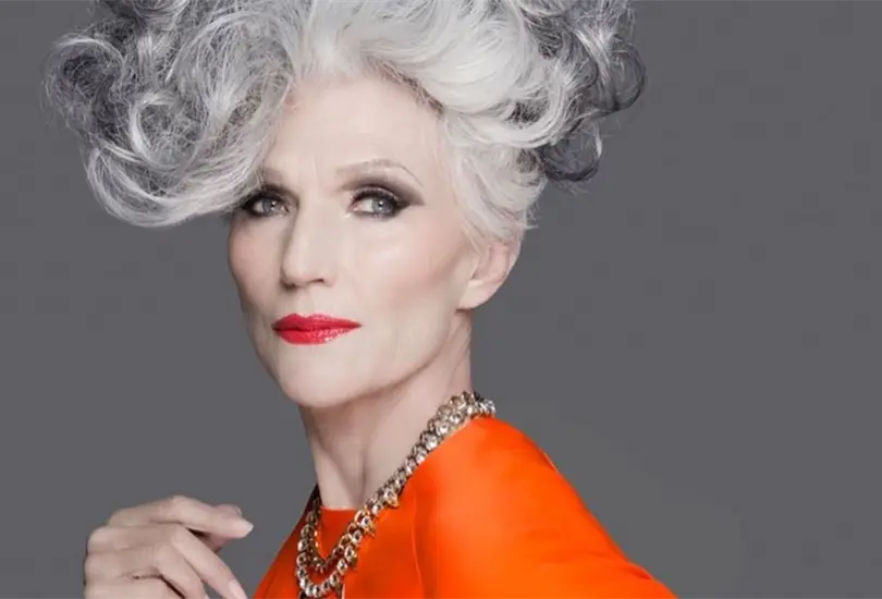  Su nombre ha hecho ruido luego de que protagoniz&oacute; la portada de la revista Sports Illustrated Swimsuit en traje de ba&ntilde;o a sus 74 a&ntilde;os. Te decimos qui&eacute;n es Maye Musk, la modelo y madre de Elon Musk.