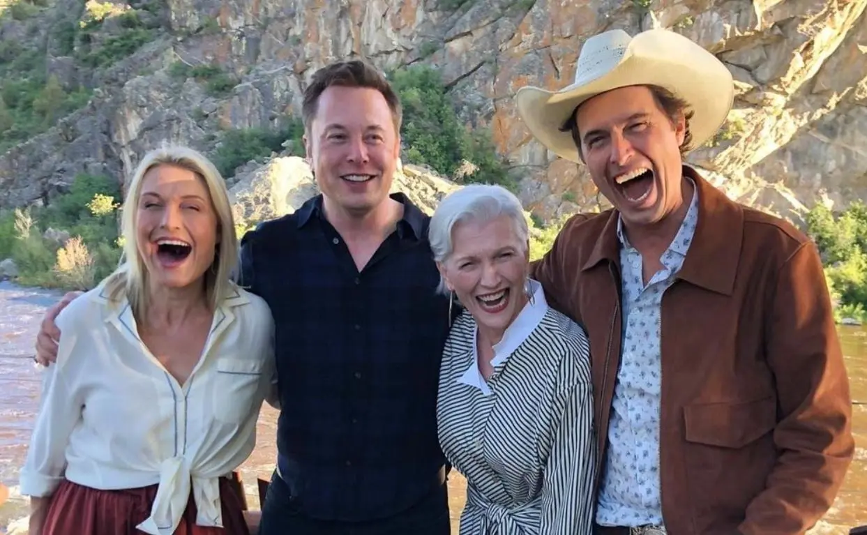 Se cas&oacute; a los 22 a&ntilde;os con Errol Musk, un ingeniero sudafricano que conoci&oacute; en la escuela. En tres a&ntilde;os, tuvieron tres hijos: Elon, Kimbal y Tosca Musk