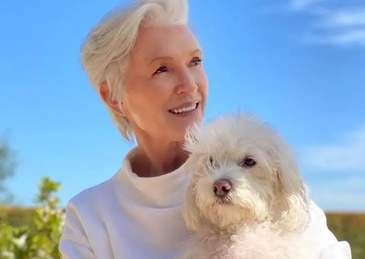  Junto a sus hijos, rent&oacute; un peque&ntilde;o departamento en Toronto; el primer dinero que gan&oacute; fue para comprar una alfombra gruesa para que pudieran dormir en el suelo del apartamento y una computadora para Elon Musk.