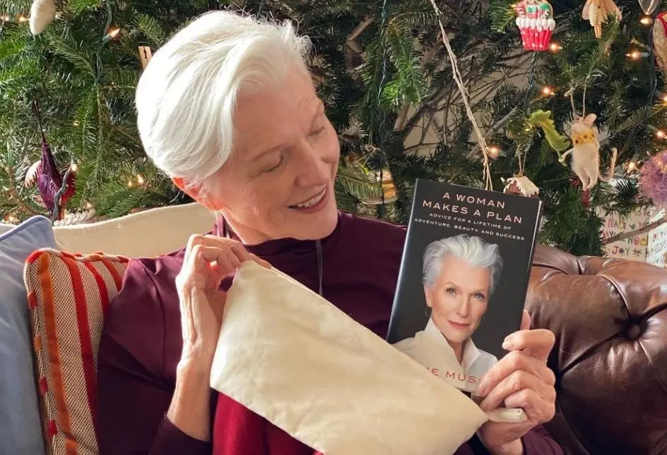 Ha escrito dos libros: "Maye Musk's Good Health Clinic" y "A Woman Makes a Plan: Advice for a Lifetime of Adventure, Beauty, and Success". 
