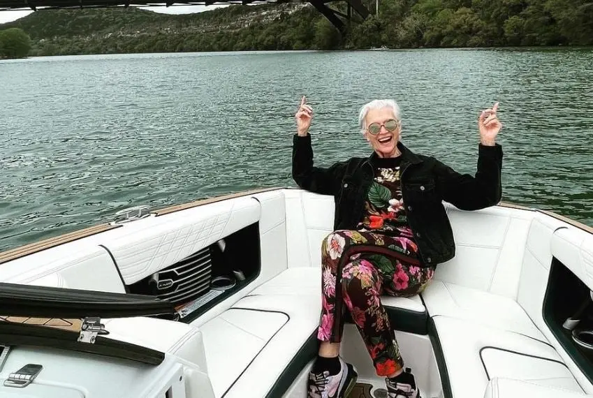 Es embajadora de la ONG Big Green, que construye huertos escolares y de la ONG Dress for Success que ayuda a mujeres a obtener su independencia econ&oacute;mica.