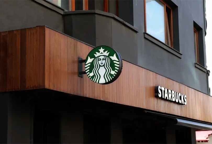 Starbucks apoyará con gastos de viaje a sus empleadas que busquen abortar en EU Starbucks apoyará con gastos de viaje a sus empleadas que busquen abortar en EU