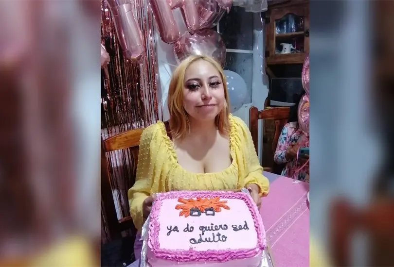 La joven subi&oacute; una foto con su pastel de cumplea&ntilde;os. 