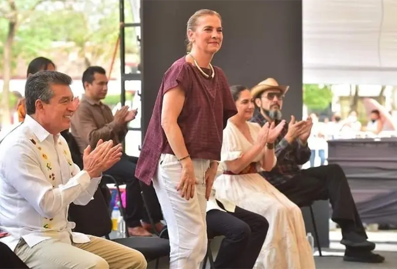 El gobernador Rutilio Escand&oacute;n aplaude a Beatriz Guti&eacute;rrez M&uuml;ller durante los Fandangos por la Lectura.