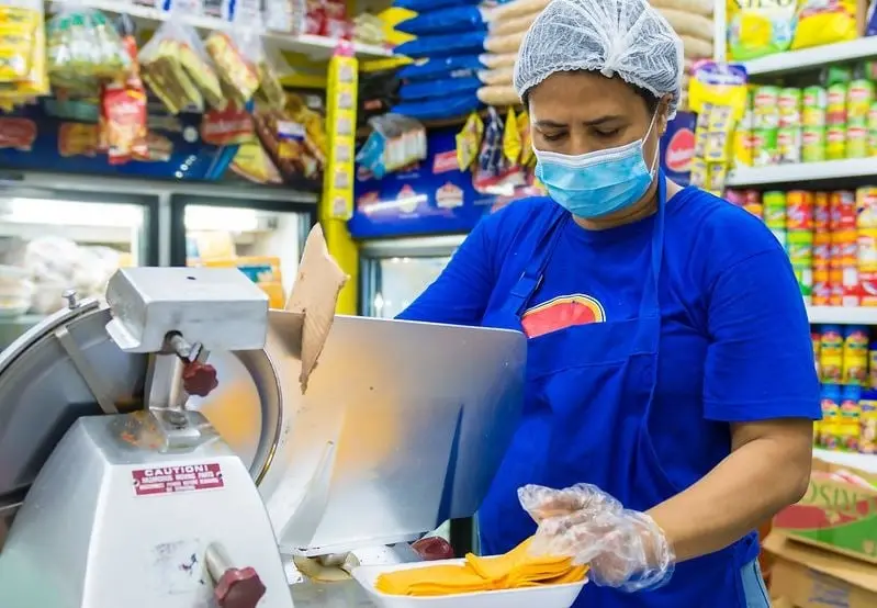 Los empleados de ventas, despachadores y dependientes en comercios sufrieron 13 mil accidentes en 2020, seg&uacute;n el IMSS.