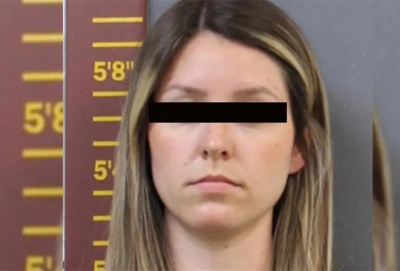 Arrestan a maestra que manten&iacute;a relaciones con alumna; su esposo la denunci&oacute;