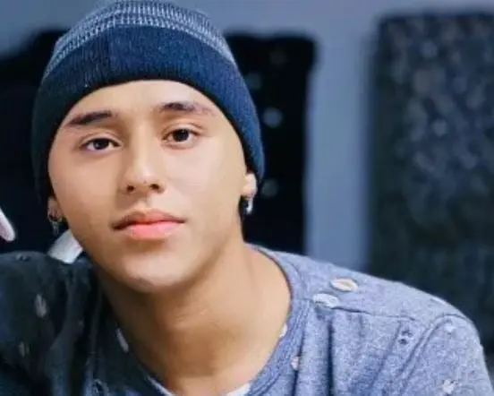 Era un ni&ntilde;o payasito, hermano menor de "Gomita". Ahora se dedica a hacer videos de TikTok.