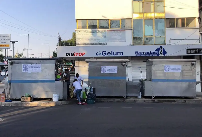 Alcald&iacute;a Cuauht&eacute;moc borra r&oacute;tulos y murales de los puestos callejeros y mercados