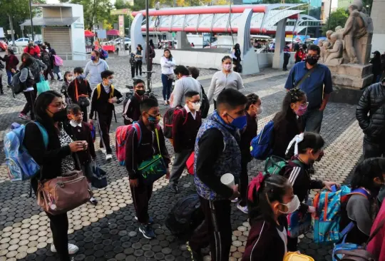 Alumnos llegan a sus clases en la Ciudad de México. Alumnos llegan a sus clases en la Ciudad de México.