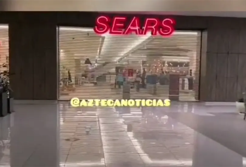 El feminicida se suicid&oacute; luego de asesinar a su esposa y a un hombre que trabajaba con ella en una tienda del centro comercial. 