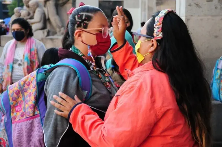 Madre despide a su hija antes de entrar a la escuela. Foto: Cuartoscuro.