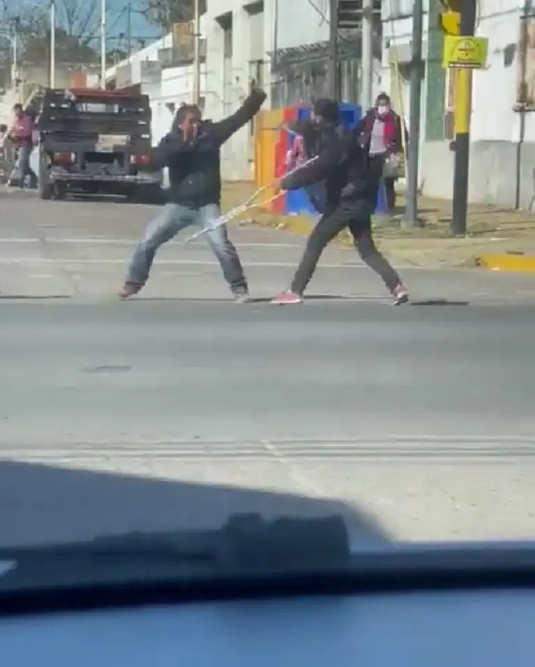 Conductor enfrenta a hombre con muletas (Twitter)