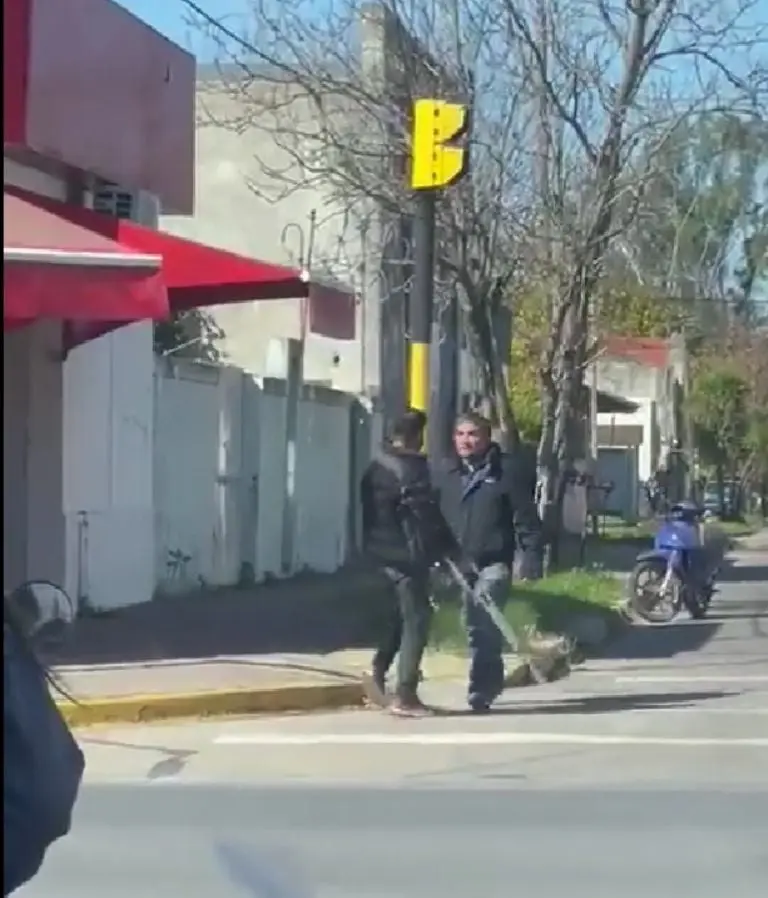 Conductor enfrenta a hombre con muletas (Twitter)