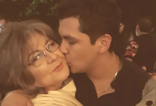 Christian Nodal a lado de su abuelita.