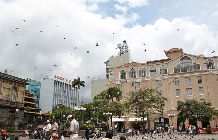Duraci&oacute;n: hasta 24 meses | Salario m&iacute;nimo requerido: 3 mil euros | Costo por aplicaci&oacute;n online: 250 d&oacute;lares | Solicitan: Seguro m&eacute;dico