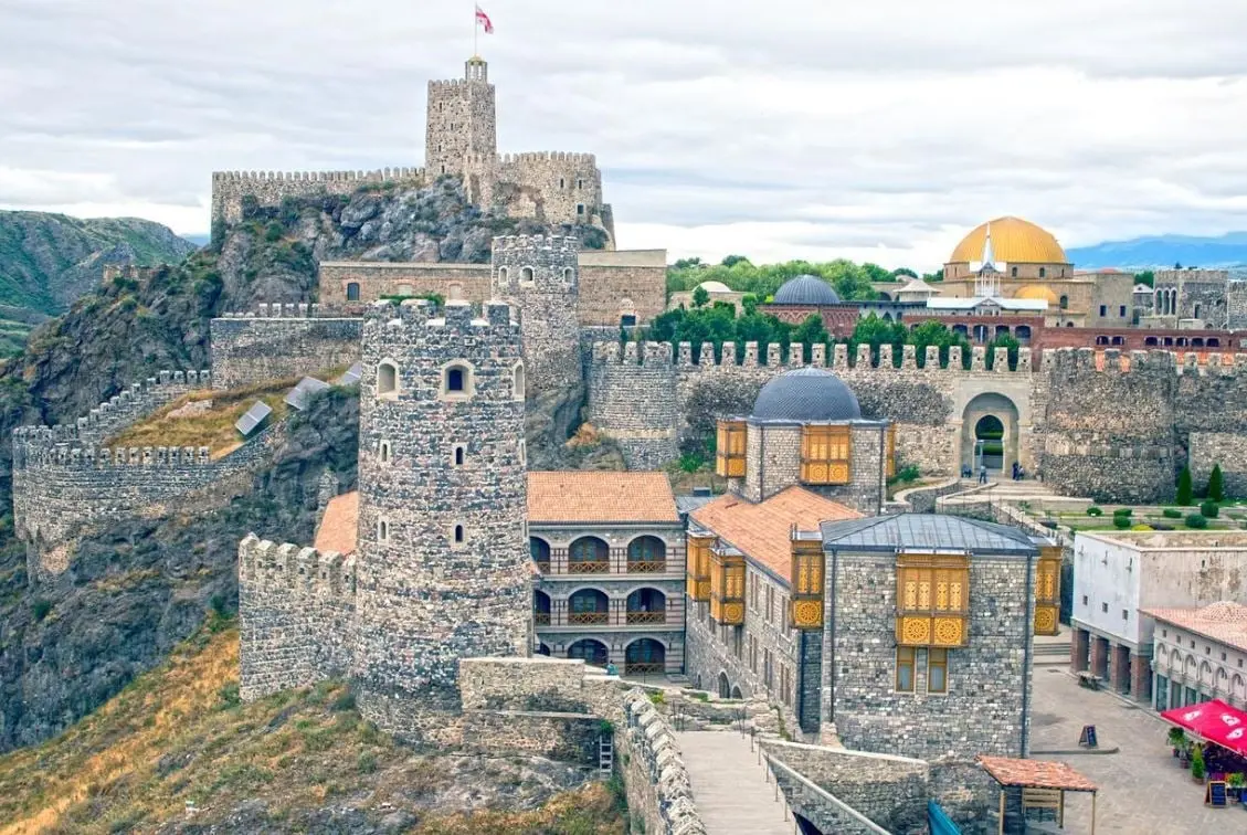 Duraci&oacute;n: de 180 d&iacute;as a 12 meses | Salario m&iacute;nimo requerido: de 2 mil a 5 mil d&oacute;lares | Costo por aplicaci&oacute;n online: Ninguno | Solicitan: Seguro m&eacute;dico y pago de impuestos locales