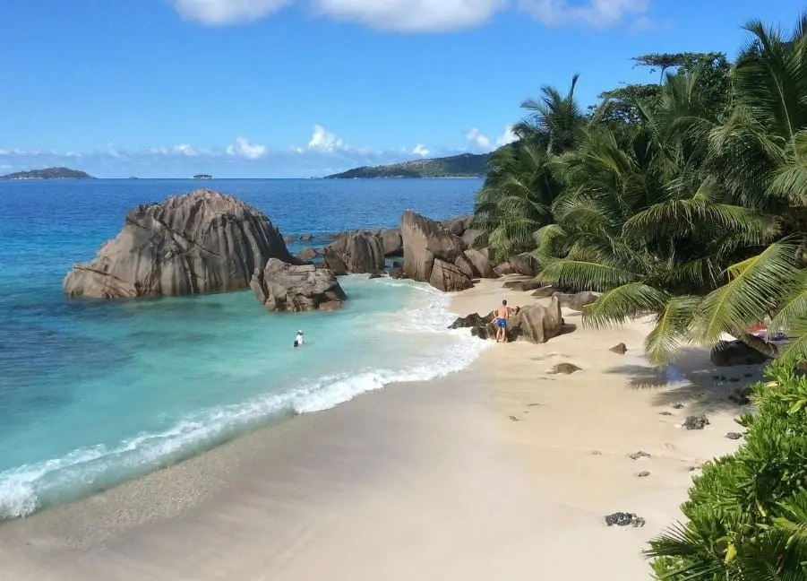 Duraci&oacute;n: de uno a 12 meses |  Salario m&iacute;nimo requerido: ninguno | Costo por aplicaci&oacute;n online: 45 euros | Solicitan: comprobante de ingresos