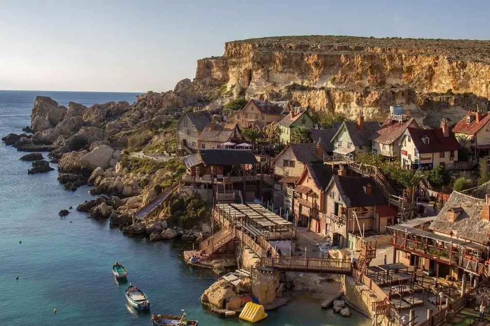 Duraci&oacute;n: 12 meses | Salario m&iacute;nimo requerido: 2 mil 700 euros | Costo por aplicaci&oacute;n online: 300 euros | Solicitan: no ser europeo, seguro m&eacute;dico y comprobante de alquiler