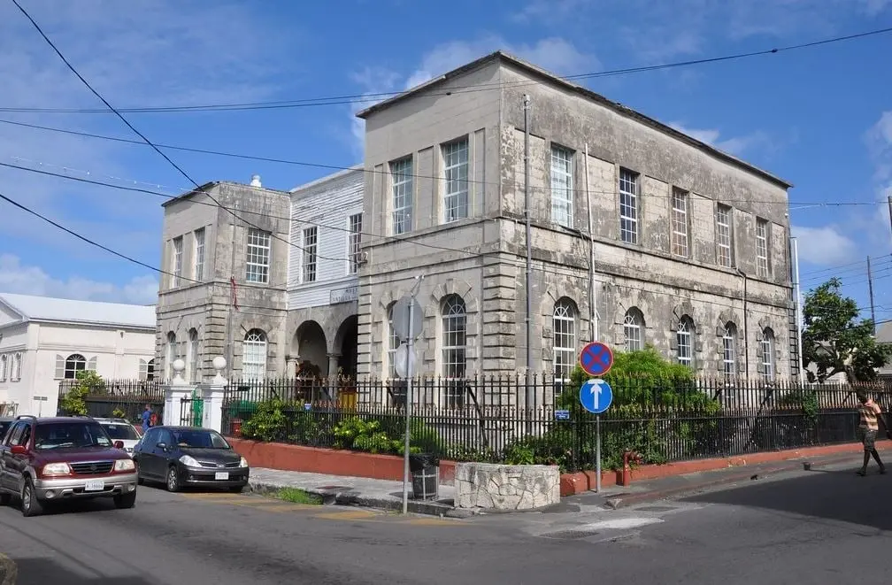 Duraci&oacute;n: hasta 24 meses | Salario m&iacute;nimo requerido: mil 500 euros | Costo por aplicaci&oacute;n online: 244 d&oacute;lares | Solicitan: seguro m&eacute;dico