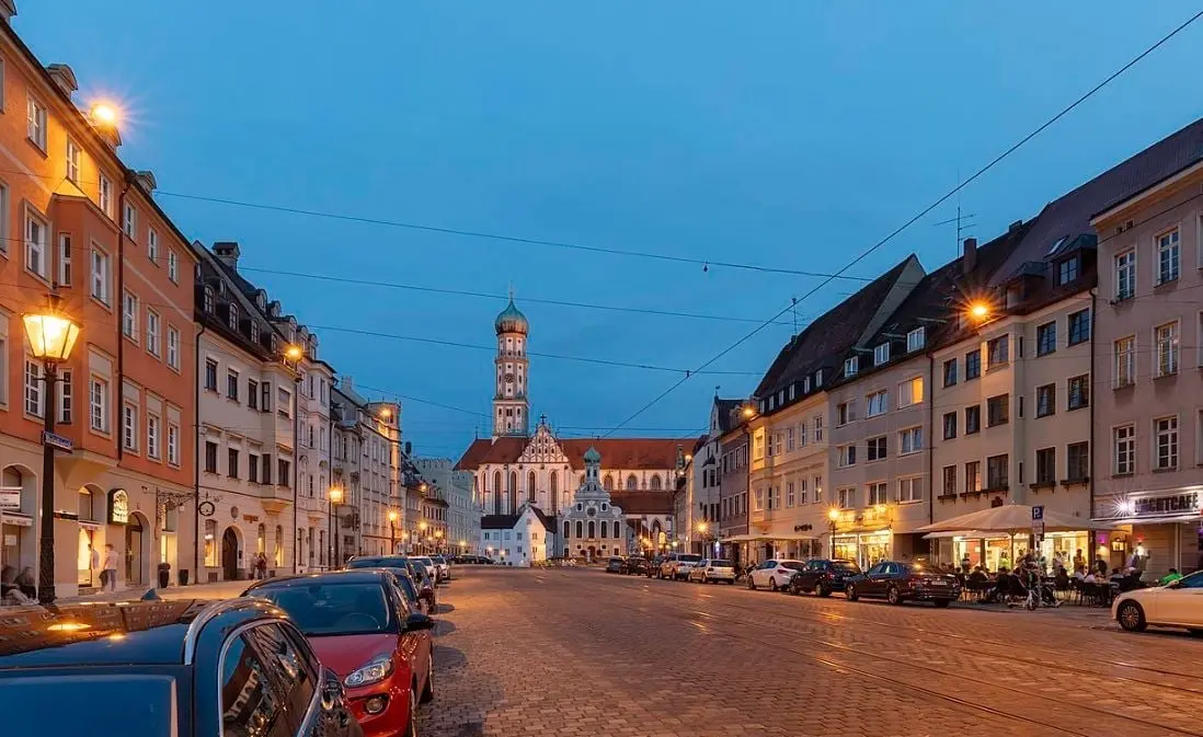 Duraci&oacute;n: de 6 meses a 3 a&ntilde;os |  Salario m&iacute;nimo requerido: de 3 mil 370 a 5 mil 600 d&oacute;lares | Costo por aplicaci&oacute;n en la embajada: de 60 a 135 d&oacute;lares  Solicitan: seguro m&eacute;dico y tener clientes alemanes