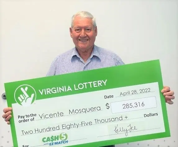 Abuelito de 82 años se gana la lotería y decide seguir trabajando como mesero Abuelito de 82 años se gana la lotería y decide seguir trabajando como mesero