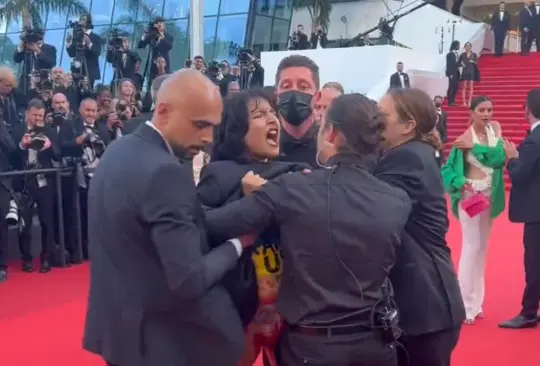 Mujer protesta en alfombra roja del Festival de Cine de Cannes: "Dejen de violarnos"