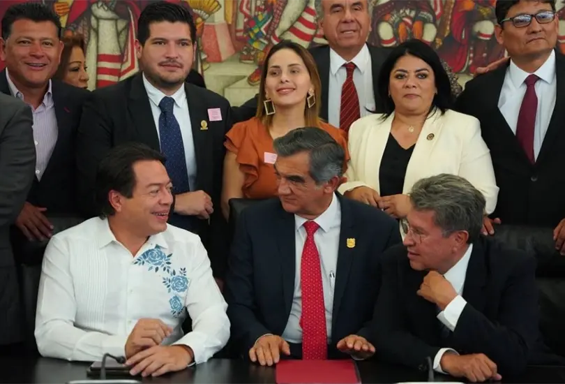 Sentados: Mario Delgado, Am&eacute;rico Villarreal y Ricardo Monreal.