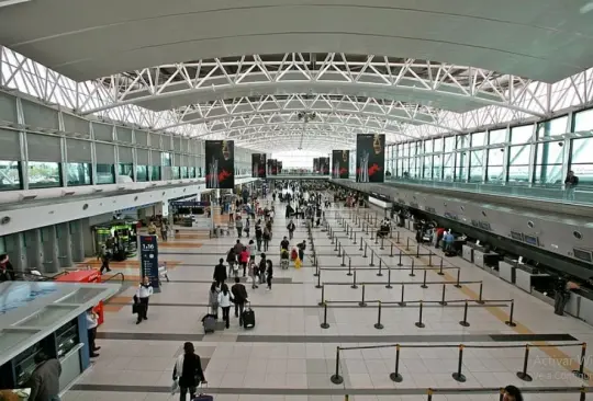 Mujer hace falsa amenaza de bomba en aeropuerto para que su novio no pierda su vuelo Mujer hace falsa amenaza de bomba en aeropuerto para que su novio no pierda su vuelo
