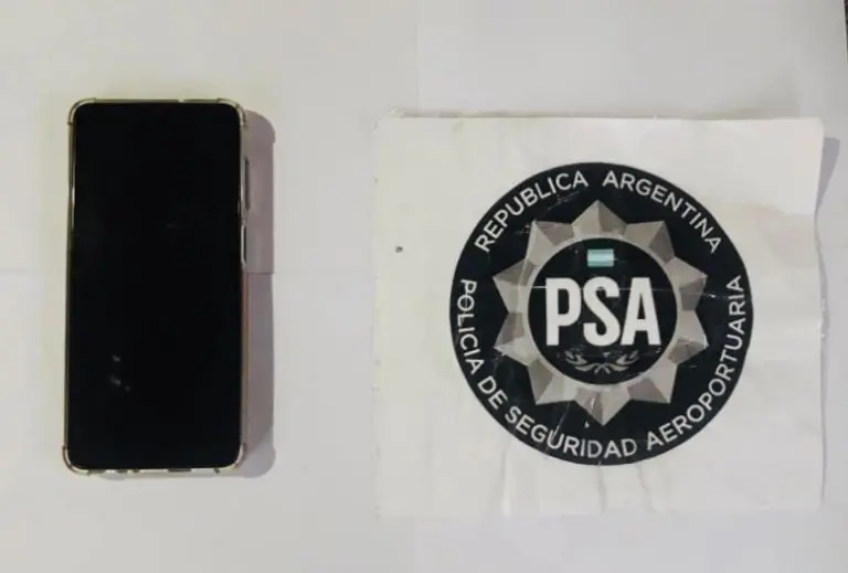 El celular desde el cuál la mujer realizó la falsa alarma. Foto: Facebook Policía de Seguridad Aeroportuaria