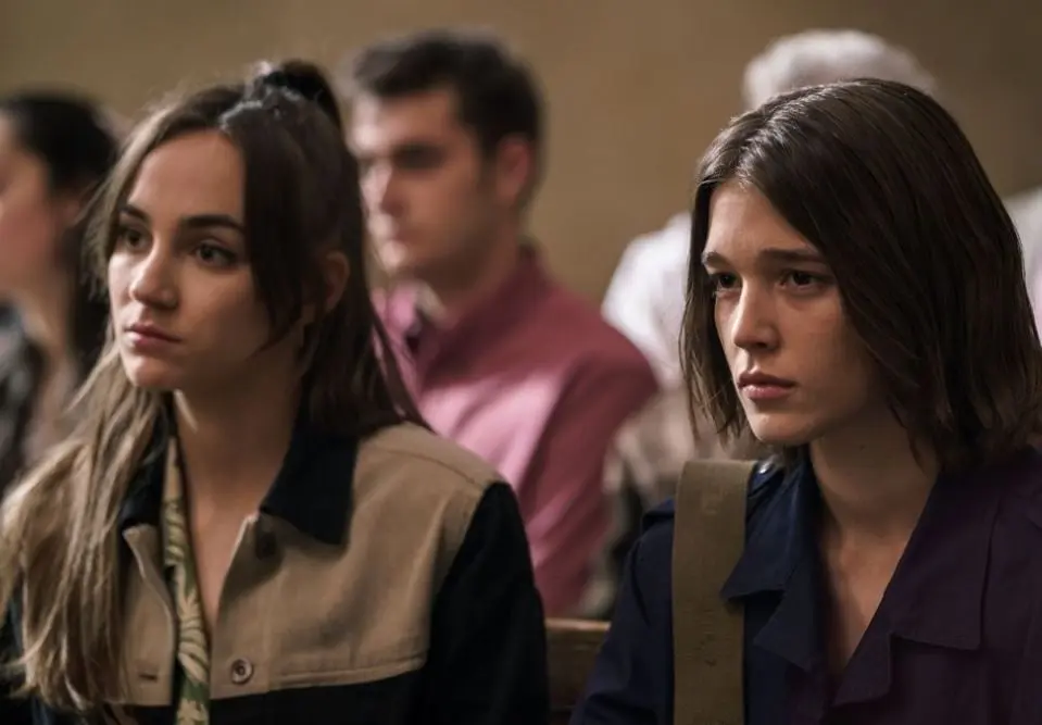 Un par de hermanas descubren que sus padres formaban parte de un grupo religioso que cometi&oacute; un suicidio masivo con el fin de abrir un portal a otra dimensi&oacute;n donde pod&iacute;an obtener todo lo que quisieran.