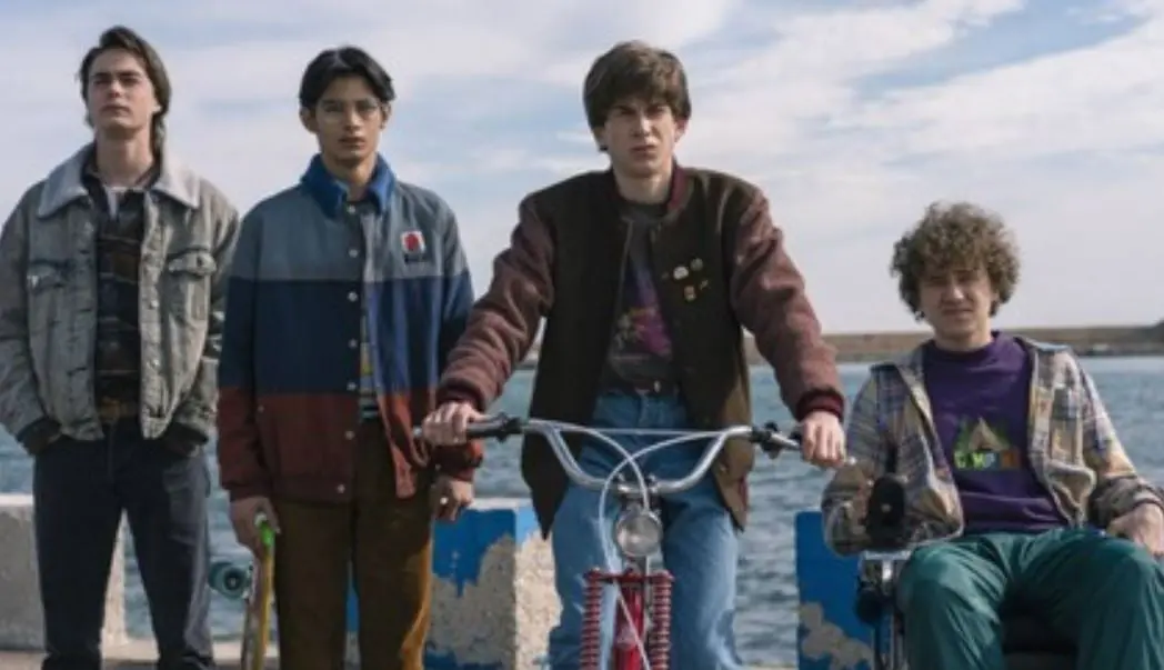 Un adolescente busca a su hermana, quien desapareci&oacute; al parecer por infiltrarse en un club que celebra un culto oscuro que tiene un plan macabro para controlar el mundo.