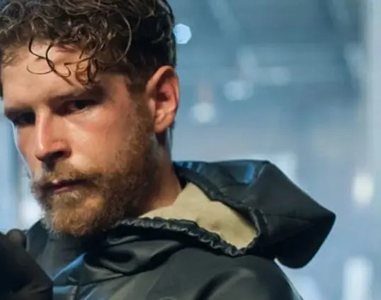 En una Espa&ntilde;a devastada por una crisis nuclear, donde est&aacute; prohibido pasar por el territorio contaminado, un polic&iacute;a logra hacerlo para investigar un extra&ntilde;o asesinato.