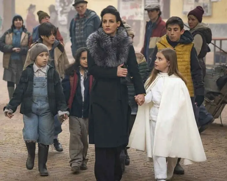 Es Espa&ntilde;a en el 2045, y una rara enfermedad termin&oacute; con la mitad de la poblaci&oacute;n. Los sobrevivientes est&aacute;n divididos por una valla que proh&iacute;be la convivencia entre ricos y pobres.