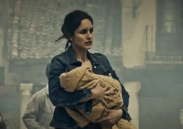  El nacimiento de un beb&eacute; desata diversas calamidades que pueden provocar el fin del mundo. Las personas del pueblo deber&aacute;n ayudar para evitarlo.